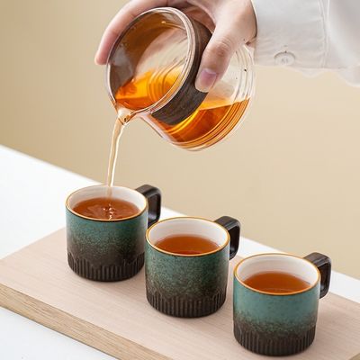 Une tasse en céramique nordique portable de 50 ml, poignée en bois et double structure pour les amateurs de café