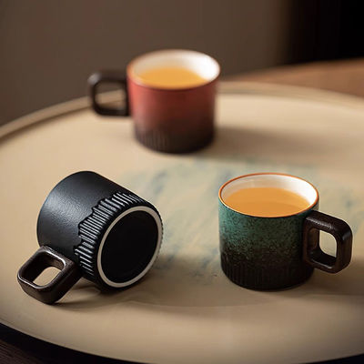 Une tasse en céramique nordique portable de 50 ml, poignée en bois et double structure pour les amateurs de café