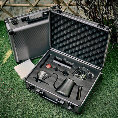 Collection d'équipements de café en céramique à six pièces avec une casserole à filtre électrique et une balance en papier