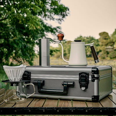 Collection d'équipements de café en céramique à six pièces avec une casserole à filtre électrique et une balance en papier