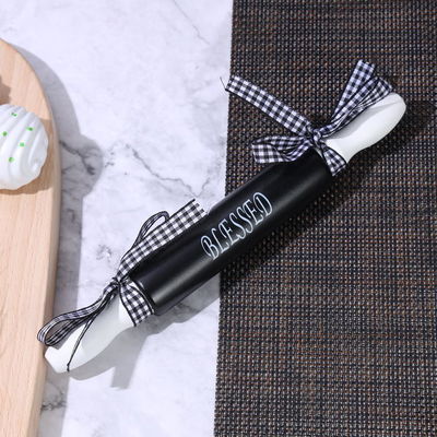 Une broche à rouleaux en bois et une mini-écrane en soie moderne pour la pâtisserie