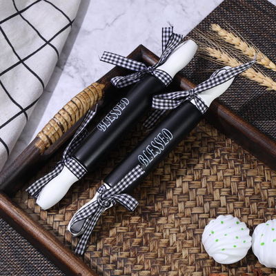 Une broche à rouleaux en bois et une mini-écrane en soie moderne pour la pâtisserie