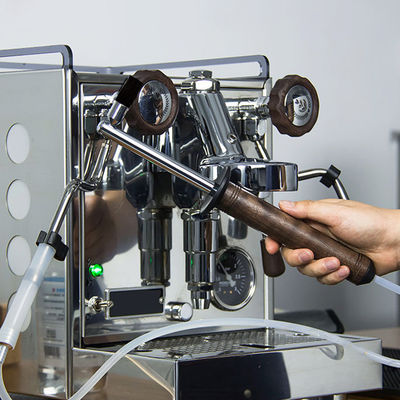 La brosse à café en plastique anti-étouffant est l'outil idéal pour nettoyer les machines à expresso