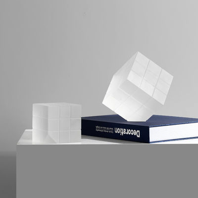 Améliorez votre décor de table avec des ornements modernes élégants en verre Rubik's Cube