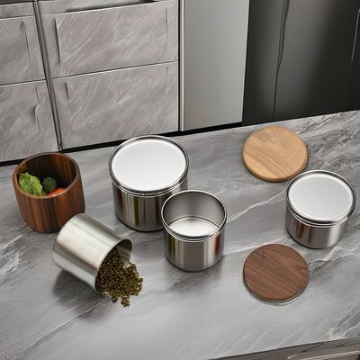 La cuisine doit avoir une boîte de café en acier inoxydable moderne avec un couvercle en bois scellé sous vide