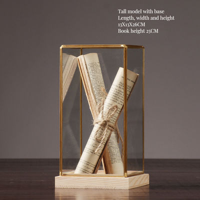 Élégante boîte d'affichage en verre de design nordique avec bordure en laiton et base en bois