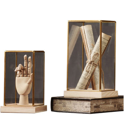 Élégante boîte d'affichage en verre de design nordique avec bordure en laiton et base en bois