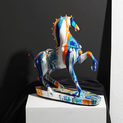 Ornementation en résine de chevaux galopants, décor unique et élégant pour les fêtes