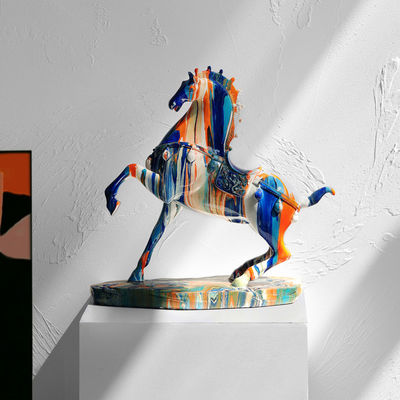 Ornementation en résine de chevaux galopants, décor unique et élégant pour les fêtes