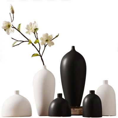 Un magnifique vase en céramique pour la décoration intérieure en noir et blanc