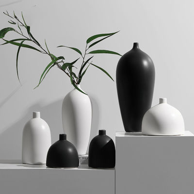 Ajoutez une touche de sophistication à votre maison avec ce vase en céramique en noir et blanc