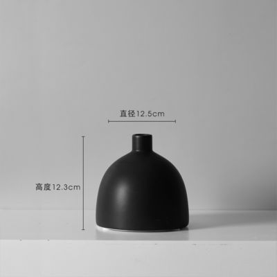 Ajoutez une touche de sophistication à votre maison avec ce vase en céramique en noir et blanc