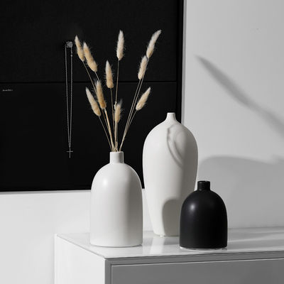 Ajoutez une touche de sophistication à votre maison avec ce vase en céramique en noir et blanc
