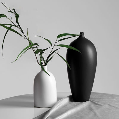Ajoutez une touche de sophistication à votre maison avec ce vase en céramique en noir et blanc