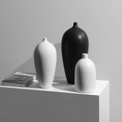 Ajoutez une touche de sophistication à votre maison avec ce vase en céramique en noir et blanc