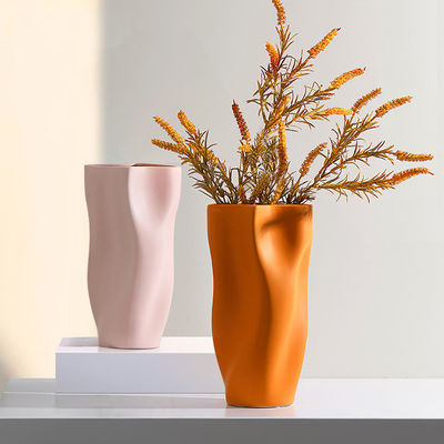 Pièces de décoration pour la maison Vase en céramique avec un design de panier de papier simple et un glaçage mat