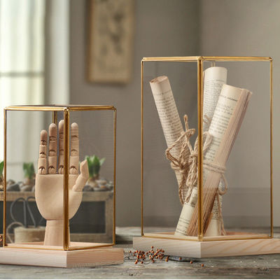 Pièces de décoration pour la maison Luxe boîte d'affichage en verre nordique avec marge en laiton Base en bois Logo personnalisé