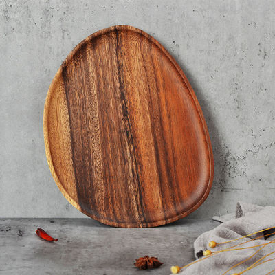 Offrez des ustensiles en bois naturel durables et des plateaux avec un design traditionnel