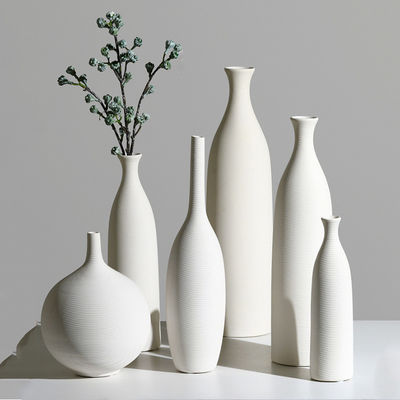 Vase en céramique blanche moderne et élégante pour la décoration du salon et les arrangements floraux frais