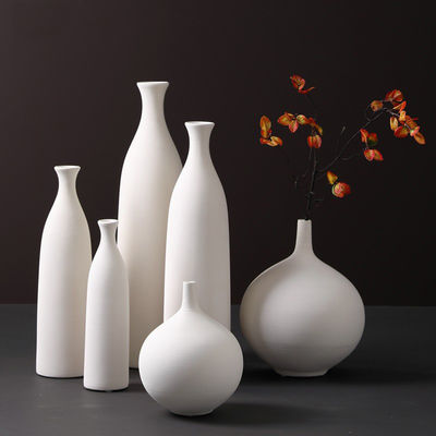 Vase en céramique blanche moderne et élégante pour la décoration du salon et les arrangements floraux frais