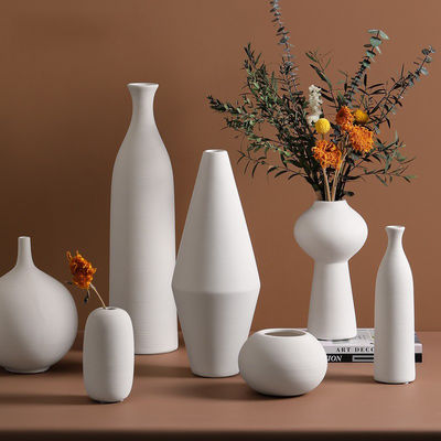 Vase en céramique blanche moderne et élégante pour la décoration du salon et les arrangements floraux frais