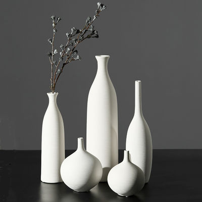Vase en céramique blanche moderne et élégante pour la décoration du salon et les arrangements floraux frais