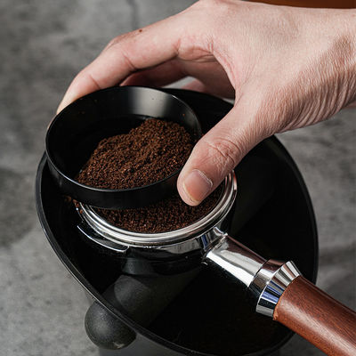 Appareil magnétique de dosage du café pour une préparation rapide et facile de l'espresso dans les restaurants