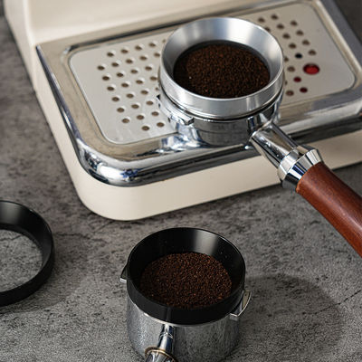 Appareil magnétique de dosage du café pour une préparation rapide et facile de l'espresso dans les restaurants