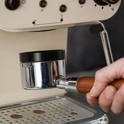 Appareil magnétique de dosage du café pour une préparation rapide et facile de l'espresso dans les restaurants