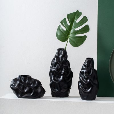 Un superbe vase en céramique plaqué en argent pour des pièces de mariage sophistiquées