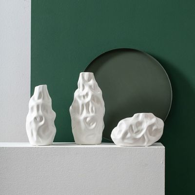 Un superbe vase en céramique plaqué en argent pour des pièces de mariage sophistiquées