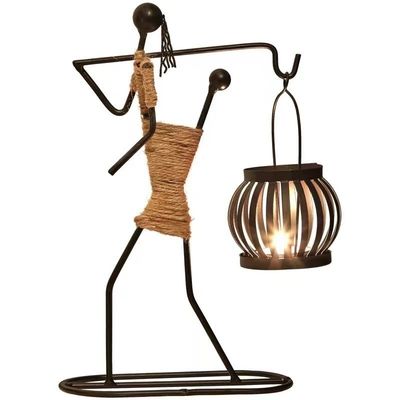 Un porte-chandelier en fer d'argent, un incontournable pour les mariages magiques de Noël.