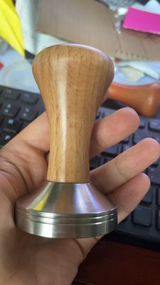 Taille pour barista dans le café de cuisine