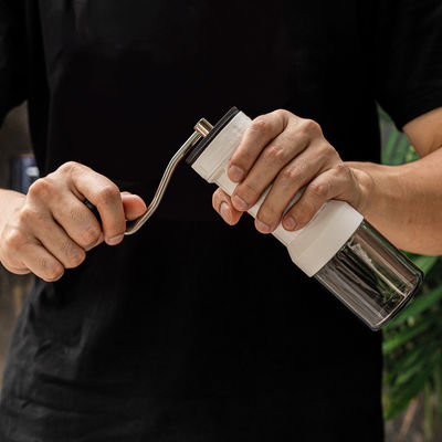 30 g Capacité de corps en plastique broyeur de café manuel avec broche en céramique réglable externe