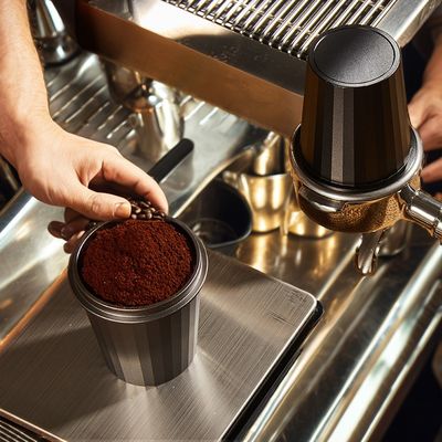 La tasse de café en poudre en acier inoxydable personnalisée préférée des baristas avec fonction de lait mousseux