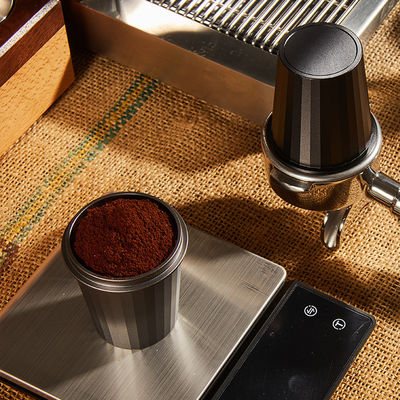 La tasse de café en poudre en acier inoxydable personnalisée préférée des baristas avec fonction de lait mousseux