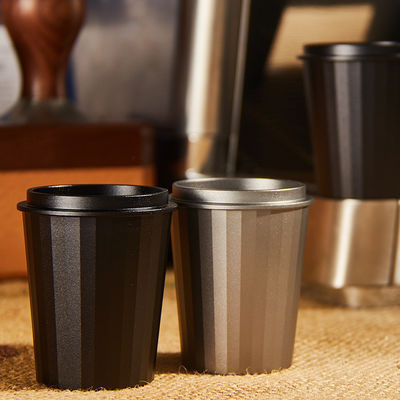Créez un lait parfaitement mousseux avec cette tasse et cette mousse en acier inoxydable