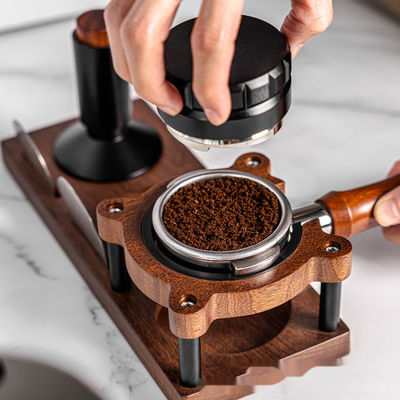 Un appareil de nettoyage de café en bois massif et portafilter moderne pour le nettoyage à domicile