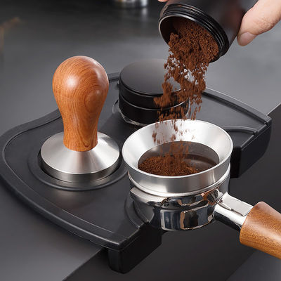 En acier inoxydable, les grains de café peuvent être manipulés en utilisant un anneau magnétique de dosage de café