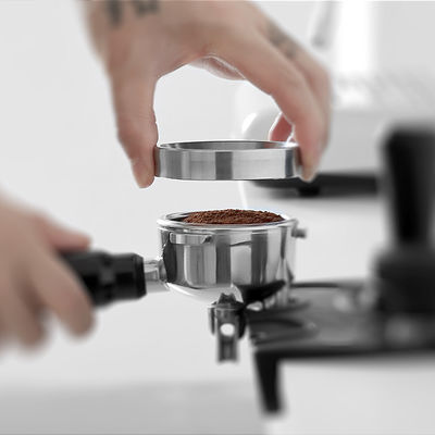En acier inoxydable, les grains de café peuvent être manipulés en utilisant un anneau magnétique de dosage de café