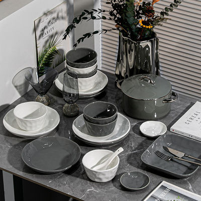 Ensemble de vaisselle en céramique de bordure en or à usage unique pour la maison et l'hôtel