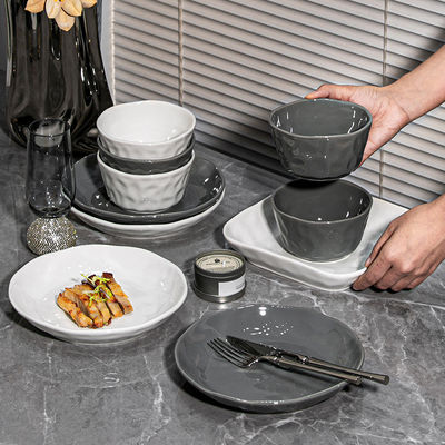 Ensemble de vaisselle en céramique de bordure en or à usage unique pour la maison et l'hôtel