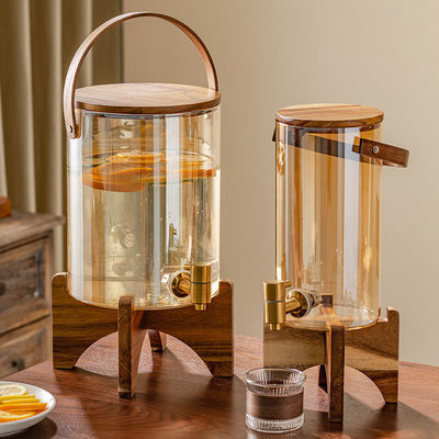 Dispenser de verre en bois pour le jus de citron