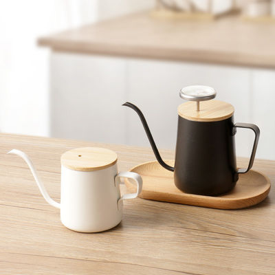 Moderne machine à café en acier inoxydable à cou de poule avec une bouche longue pendante et un bec à goutte à oreille