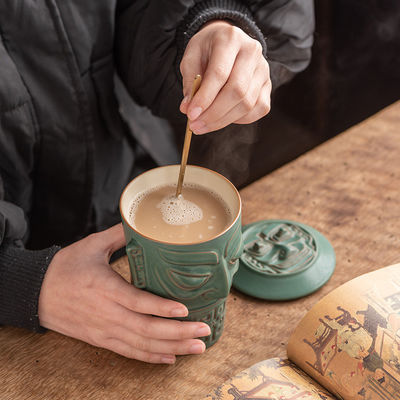 Une tasse en céramique culturelle Sanxingdui élégante avec cuillère et plateau