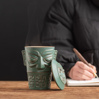 Une tasse en céramique culturelle Sanxingdui élégante avec cuillère et plateau