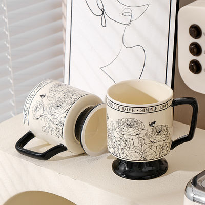 Attractive tasse à cuillère en céramique rétro, parfaite pour le bureau ou le café.