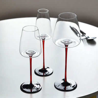 Coupe de verre de vin rouge soufflée à la main avec fond ondulé et style de design européen