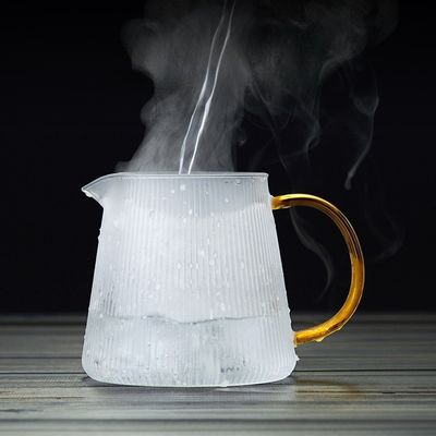 Des pots de lait en verre de borosilicate de 1000 ml de capacité avec une poignée résistante à la chaleur de conception classique