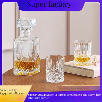 Des verres à whisky faits à la main avec un décanteur de cristaux sans plomb